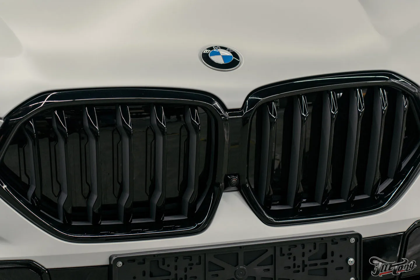 Оклеили BMW X6 матовым полиуретаном и покрыли керамическим составом, защитили глянец в салоне, почистили кожу и обработали ее керамикой